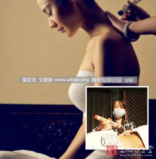 足三里穴是位于外膝的下3寸、脛骨外側(cè)一橫指左右的位置，艾灸10-15分鐘即可，需堅持一段時間，很快可以看到祛濕的效果。